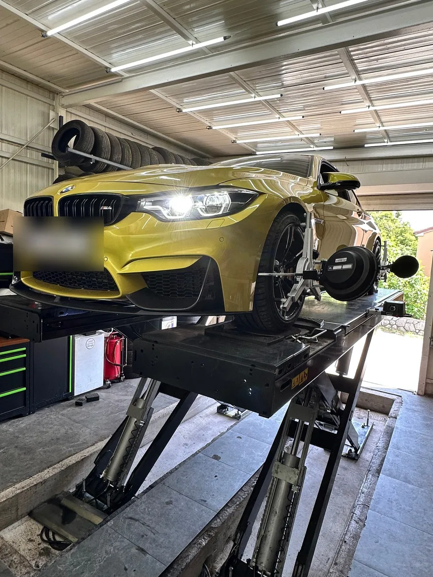 BMW M4 na uređaju za 3D centriranje trapa u Gumax radioni