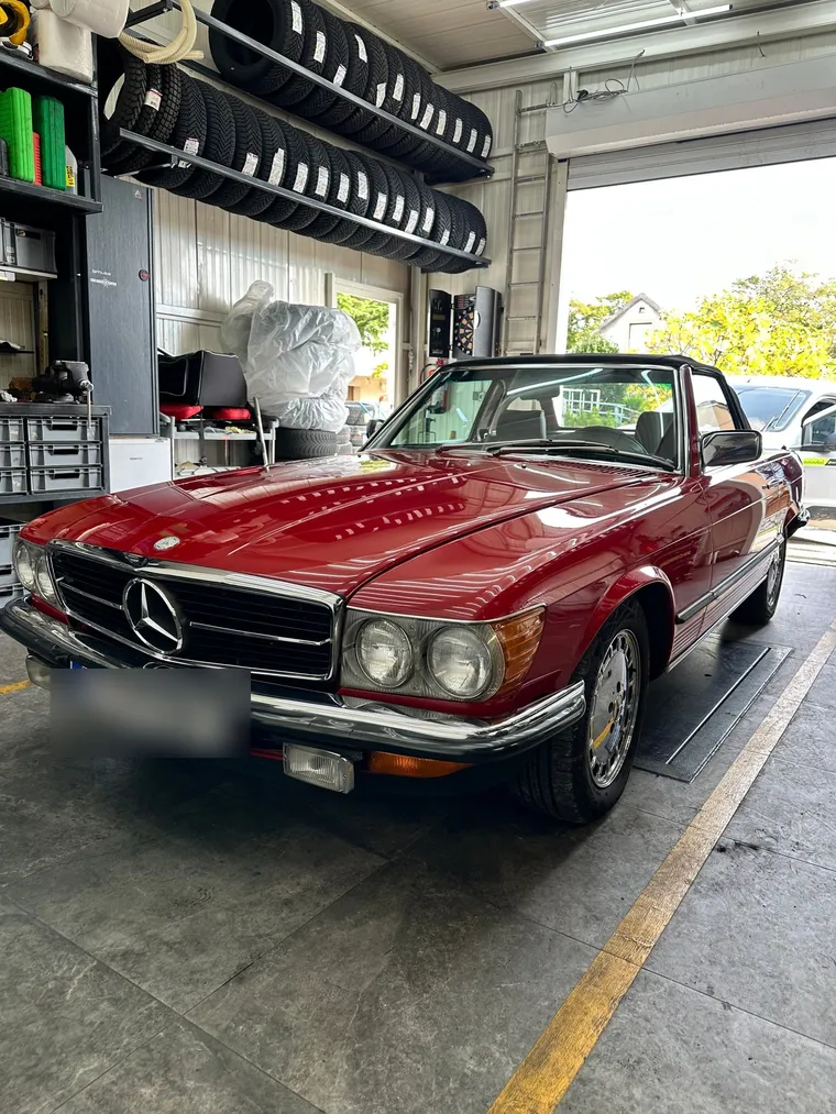 Oldtimer Mercedes SL kabriolet u Gumax radioni