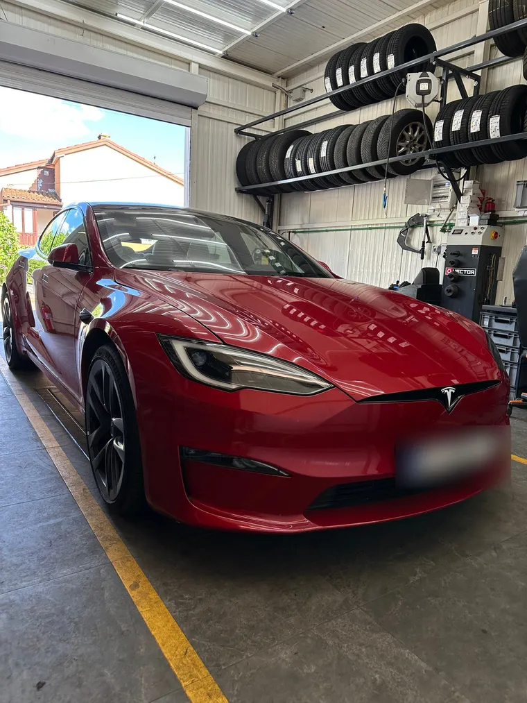 Tesla Model S na zamjeni guma