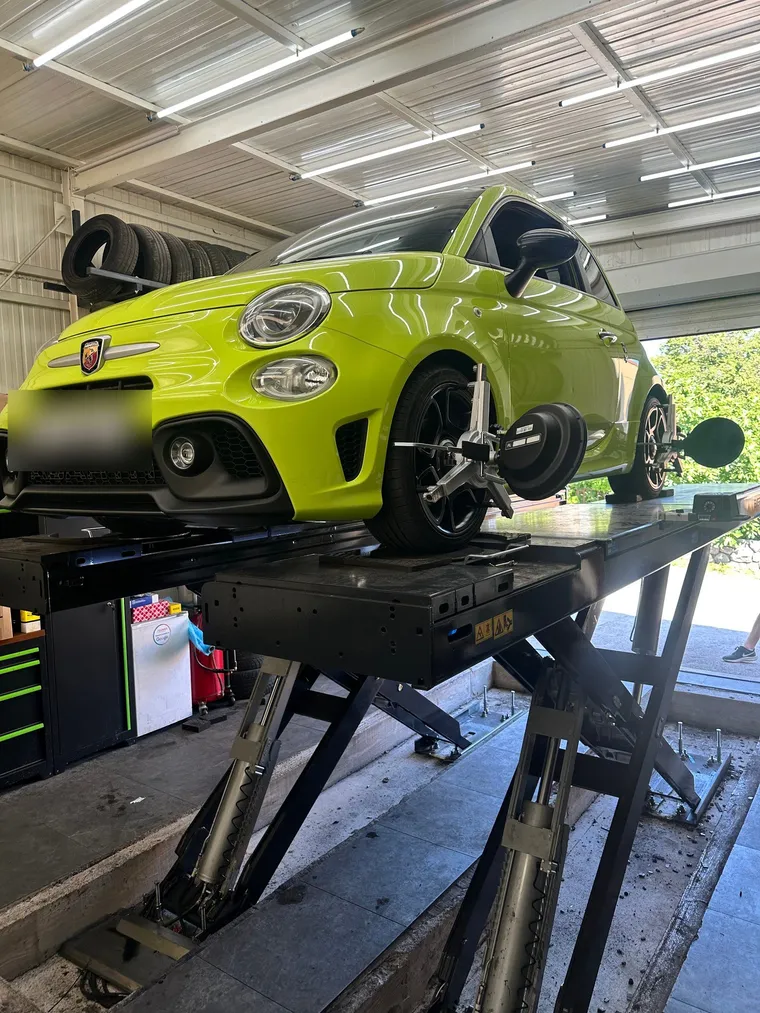 Abarth 595 na centriranju trapa — mjerne glave na kotačima
