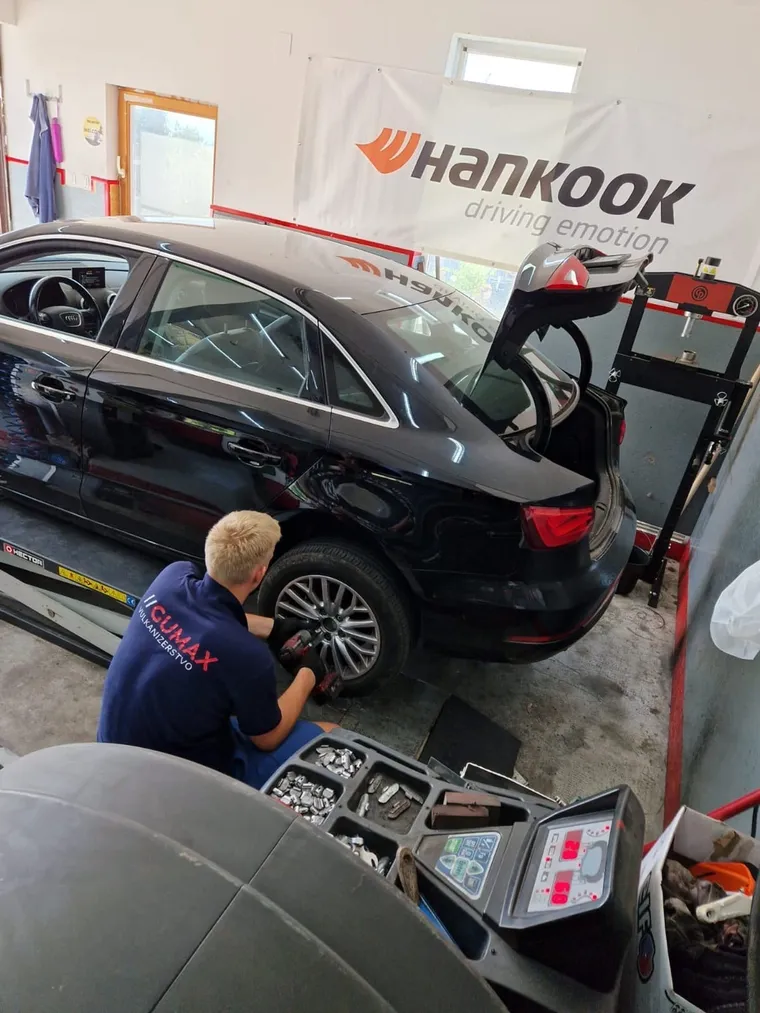Gumax majstor skida kotač na Audiju A3