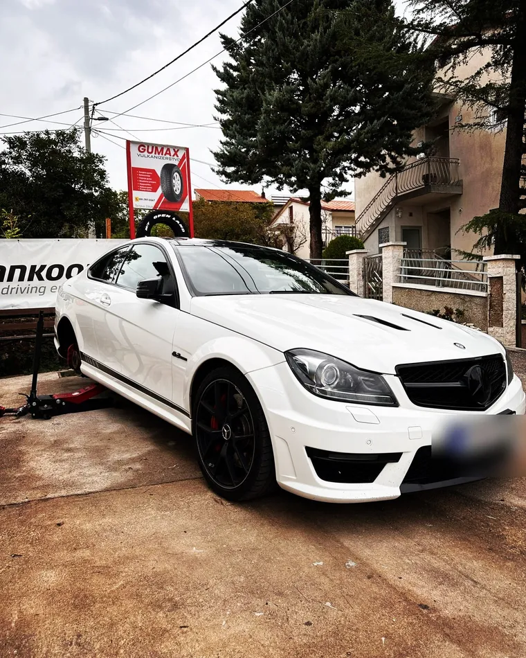 Mercedes C63 AMG coupe ispred Gumax radione