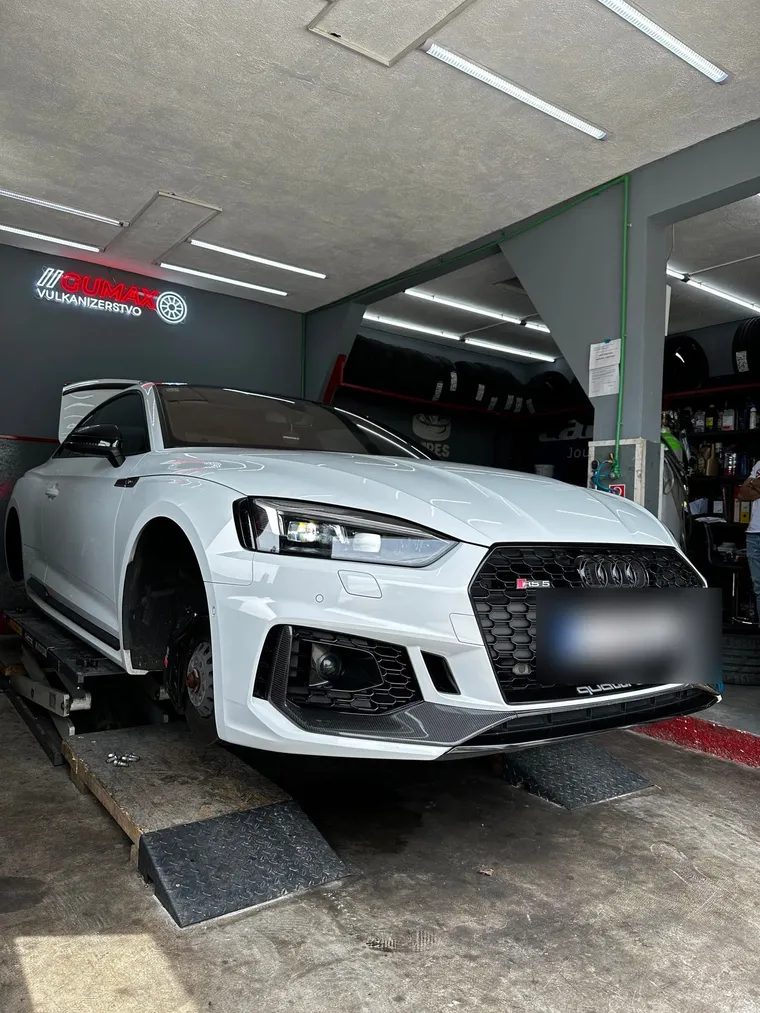 Audi RS5 na zamjeni guma u Gumax radioni