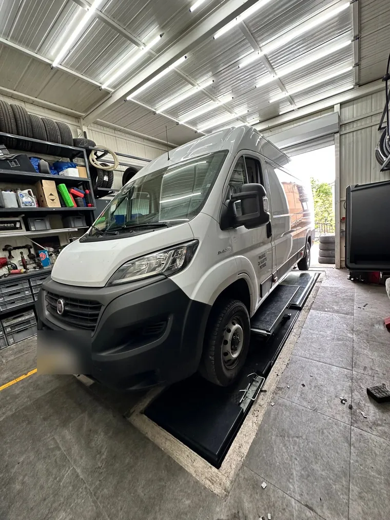 Fiat Ducato kombi na servisu guma — primamo i dostavna vozila