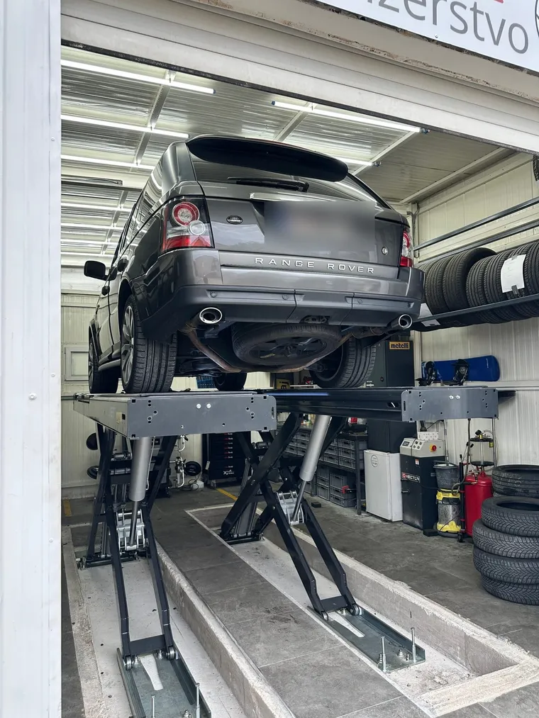 Range Rover na dizalici u novoj Gumax radioni