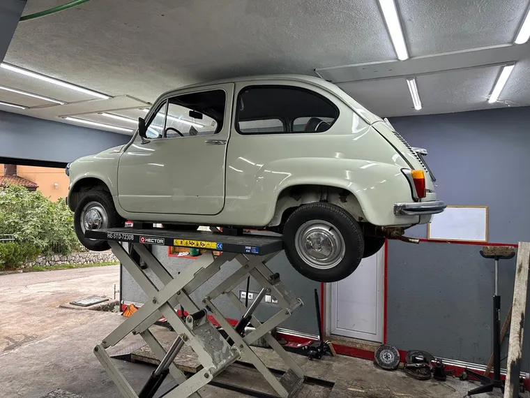 Oldtimer Zastava 750 (fićo) na škarastoj dizalici u Gumax radioni