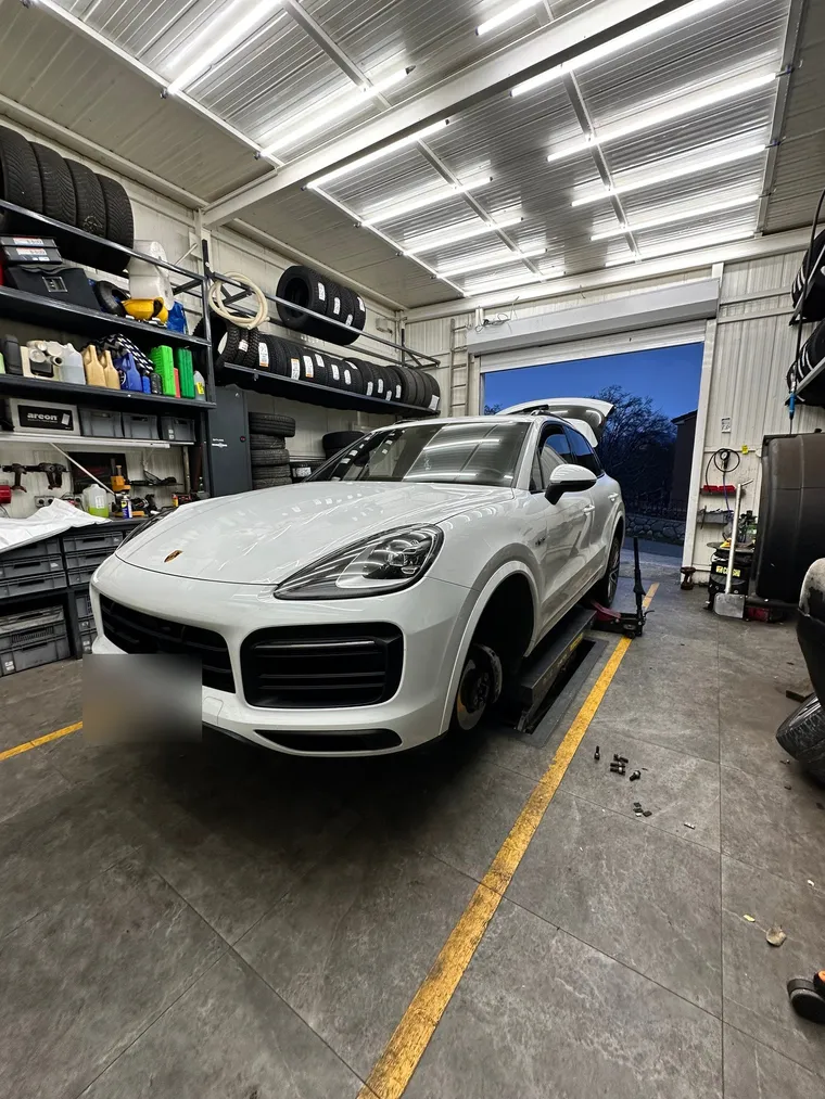 Porsche Cayenne na zamjeni guma u radioni